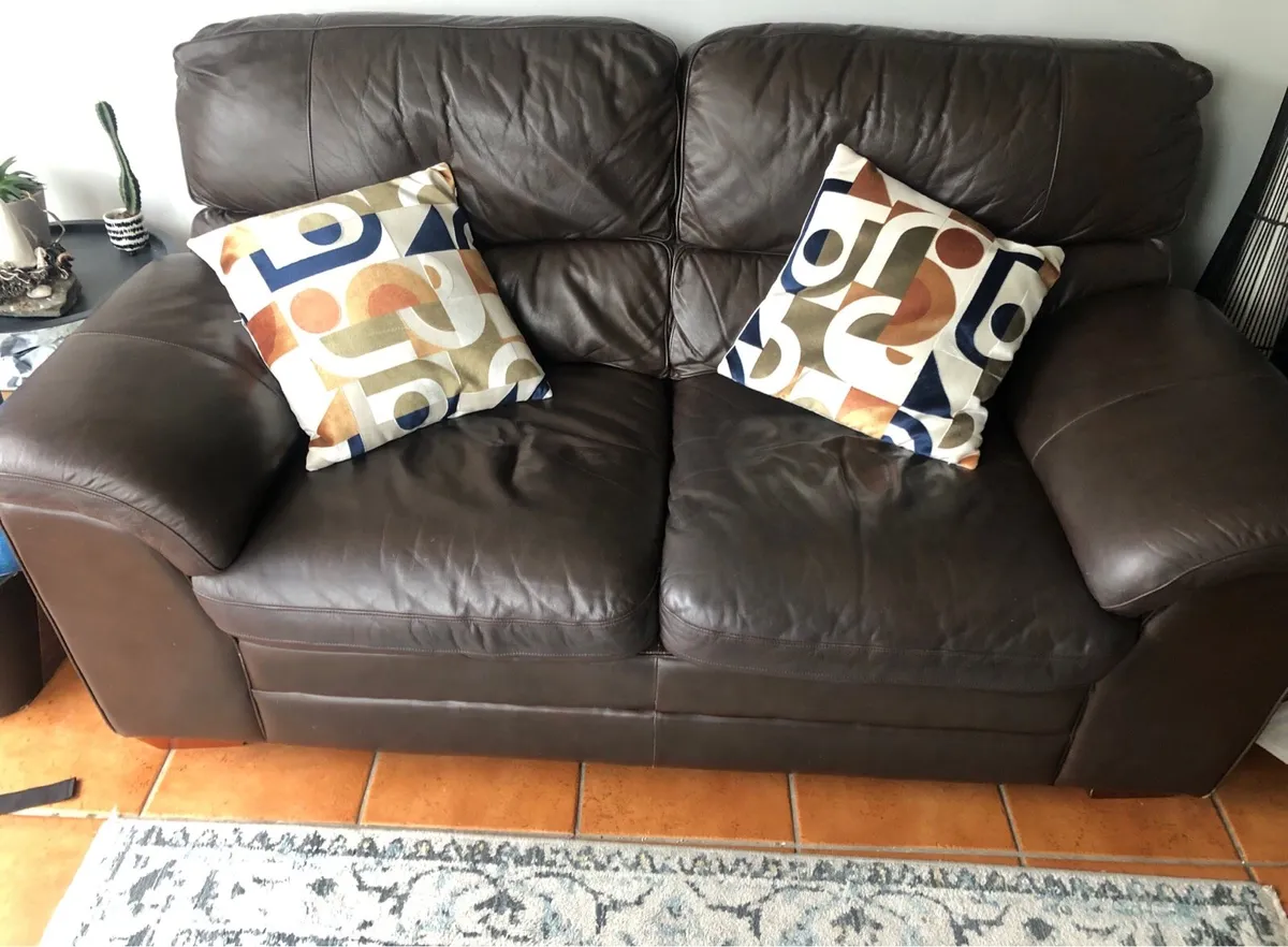 Two seater leather settee - Image 2