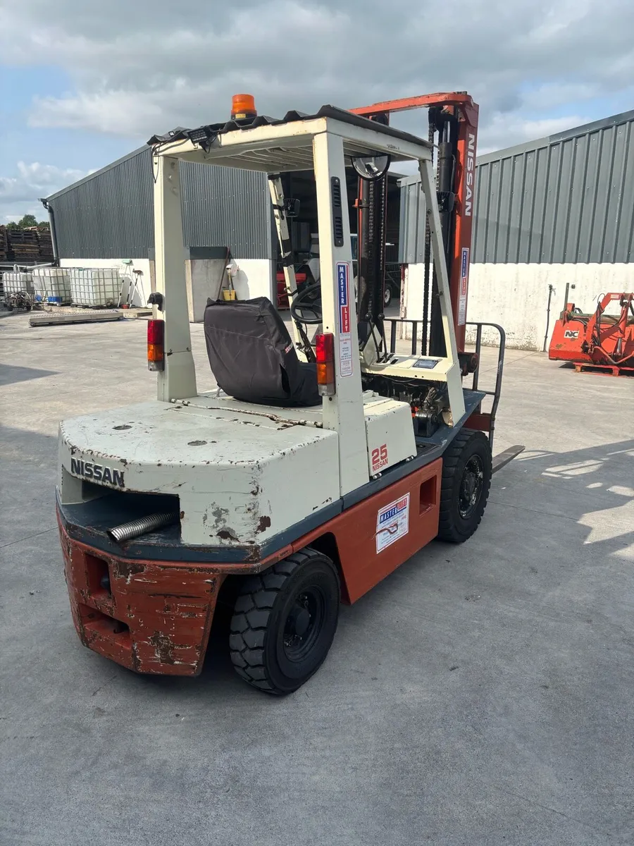 Nissan forklift - Image 3