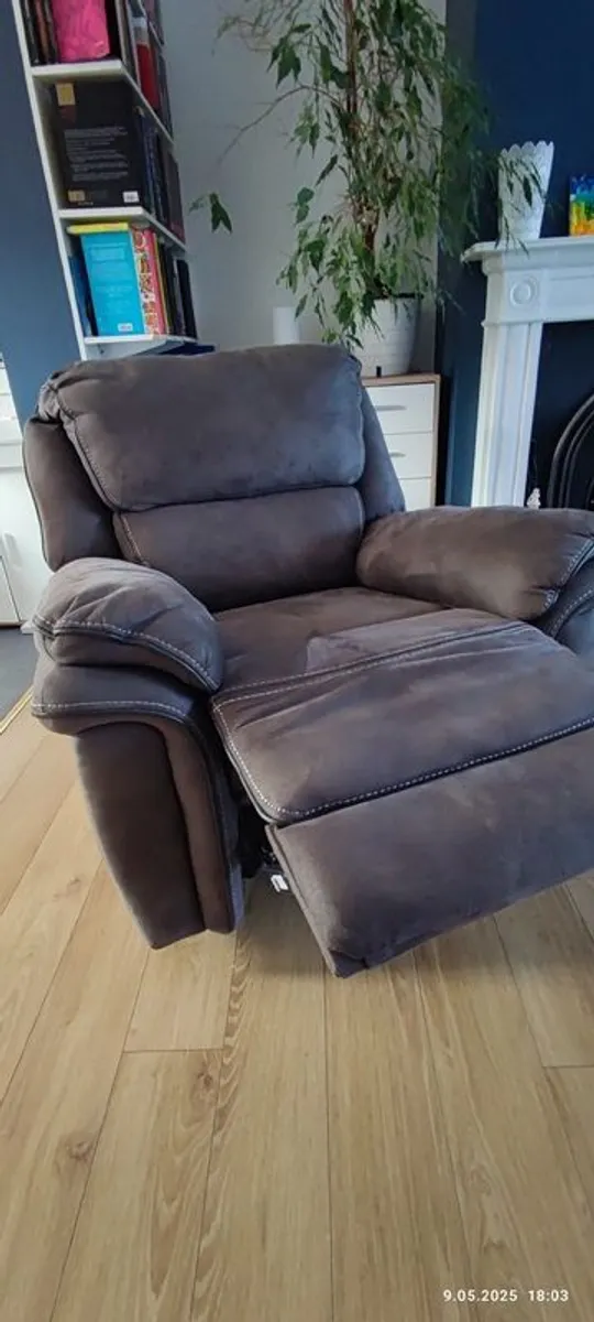 recliner sofa and 2 recliner armchairs - Image 1