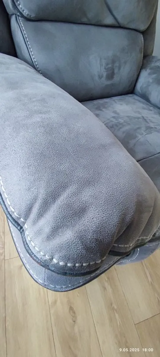 recliner sofa and 2 recliner armchairs - Image 4