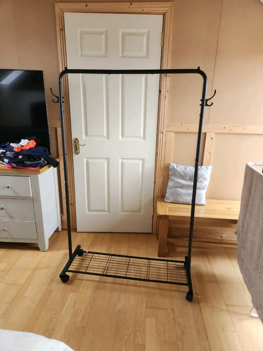 Clothes hanging rail