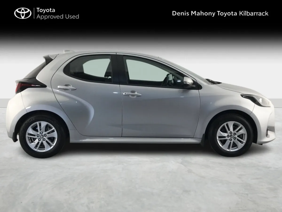Toyota Yaris HYBRID LUNA - Image 3