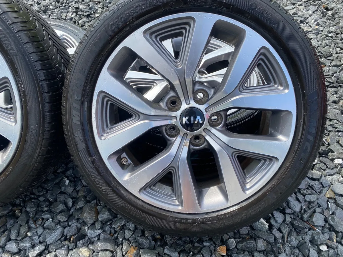 17inch 5x114.3 Genuine Hyundai alloys - Image 3