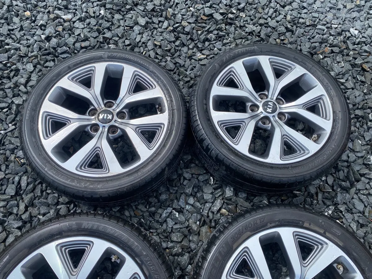 17inch 5x114.3 Genuine Hyundai alloys - Image 2