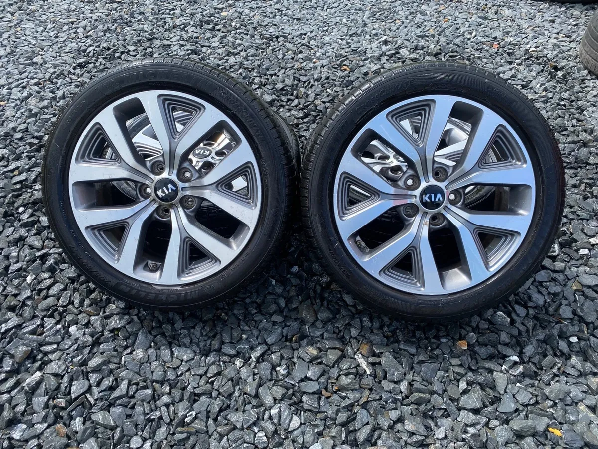 17inch 5x114.3 Genuine Hyundai alloys - Image 1