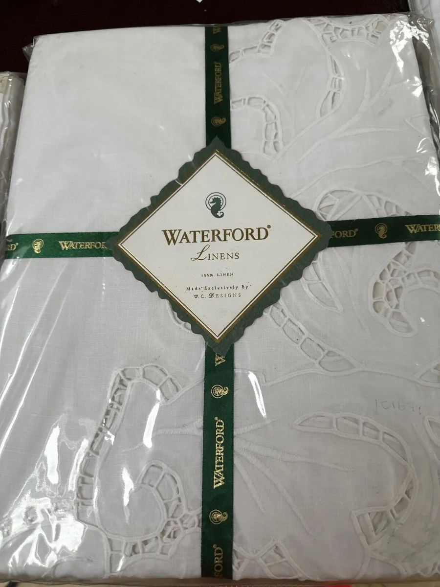 Waterford Linen tablecloth & napkins - Image 1