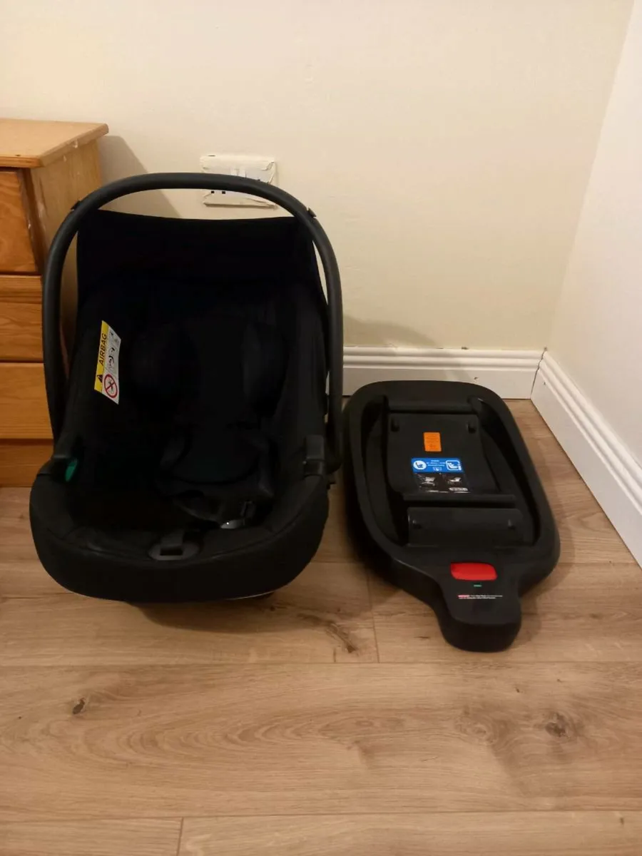 Baby Pram / Stroller/ Car seat and Isofix base - Image 1