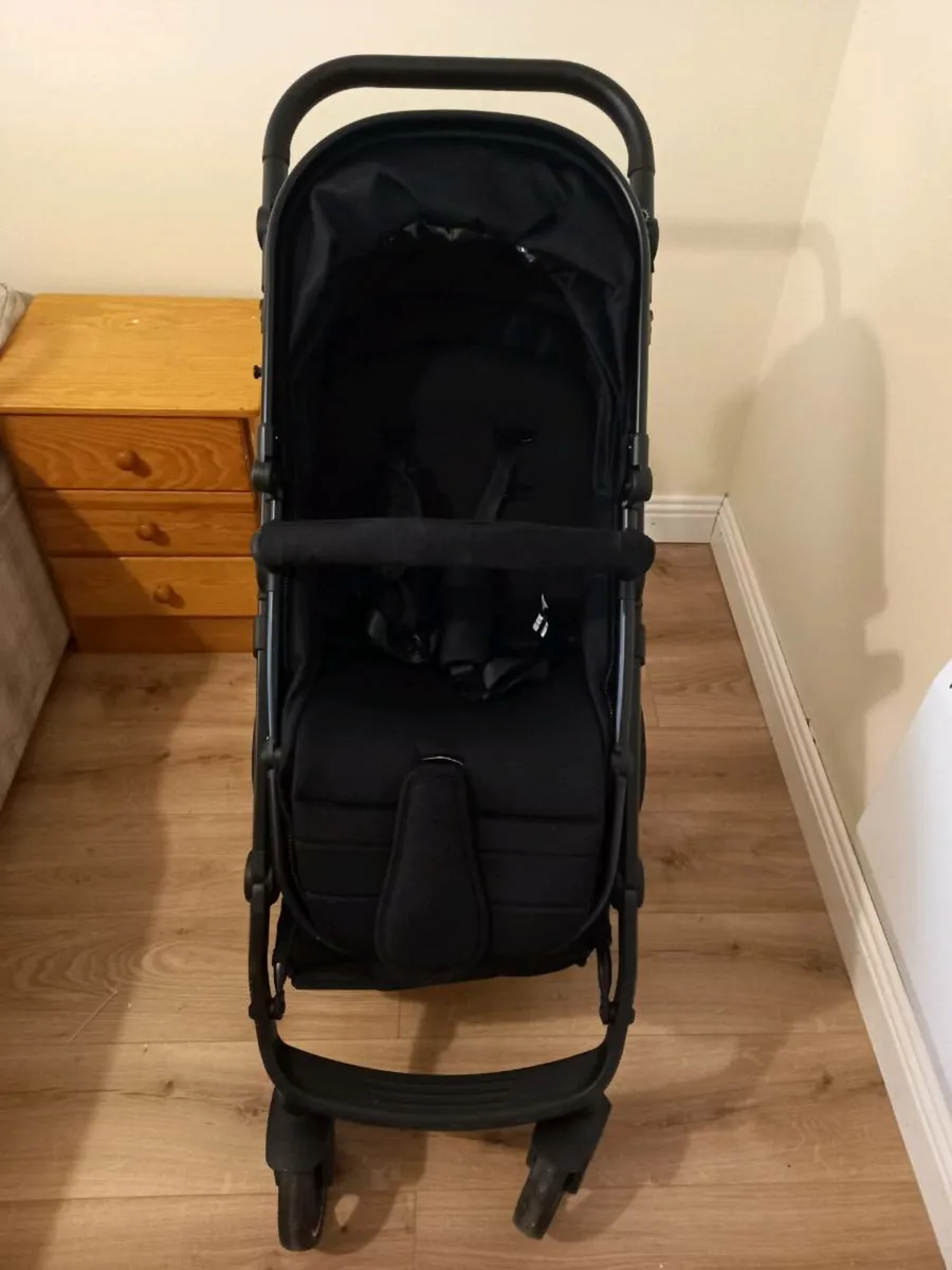 Baby Pram / Stroller/ Car seat and Isofix base - Image 2