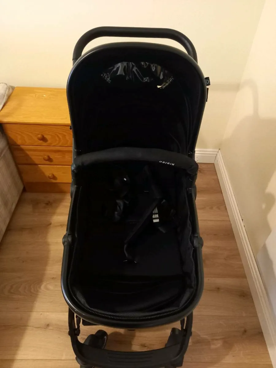 Baby Pram / Stroller/ Car seat and Isofix base - Image 3