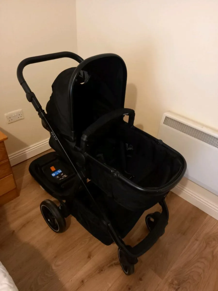 Baby Pram / Stroller/ Car seat and Isofix base - Image 4
