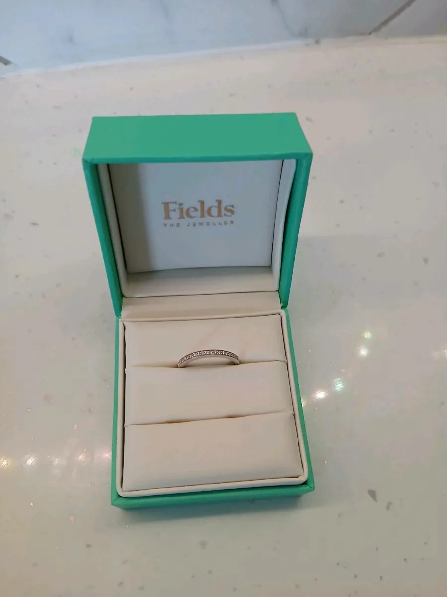 Womens 18ct  white gold wedding band - Image 3