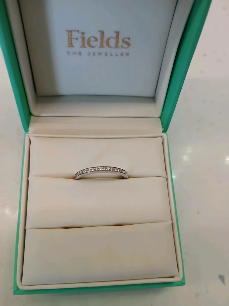 Womens 18ct  white gold wedding band - Image 4