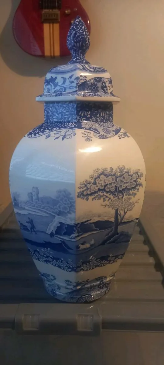 Beautiful Vintage Spode England Vase with lid - Image 1