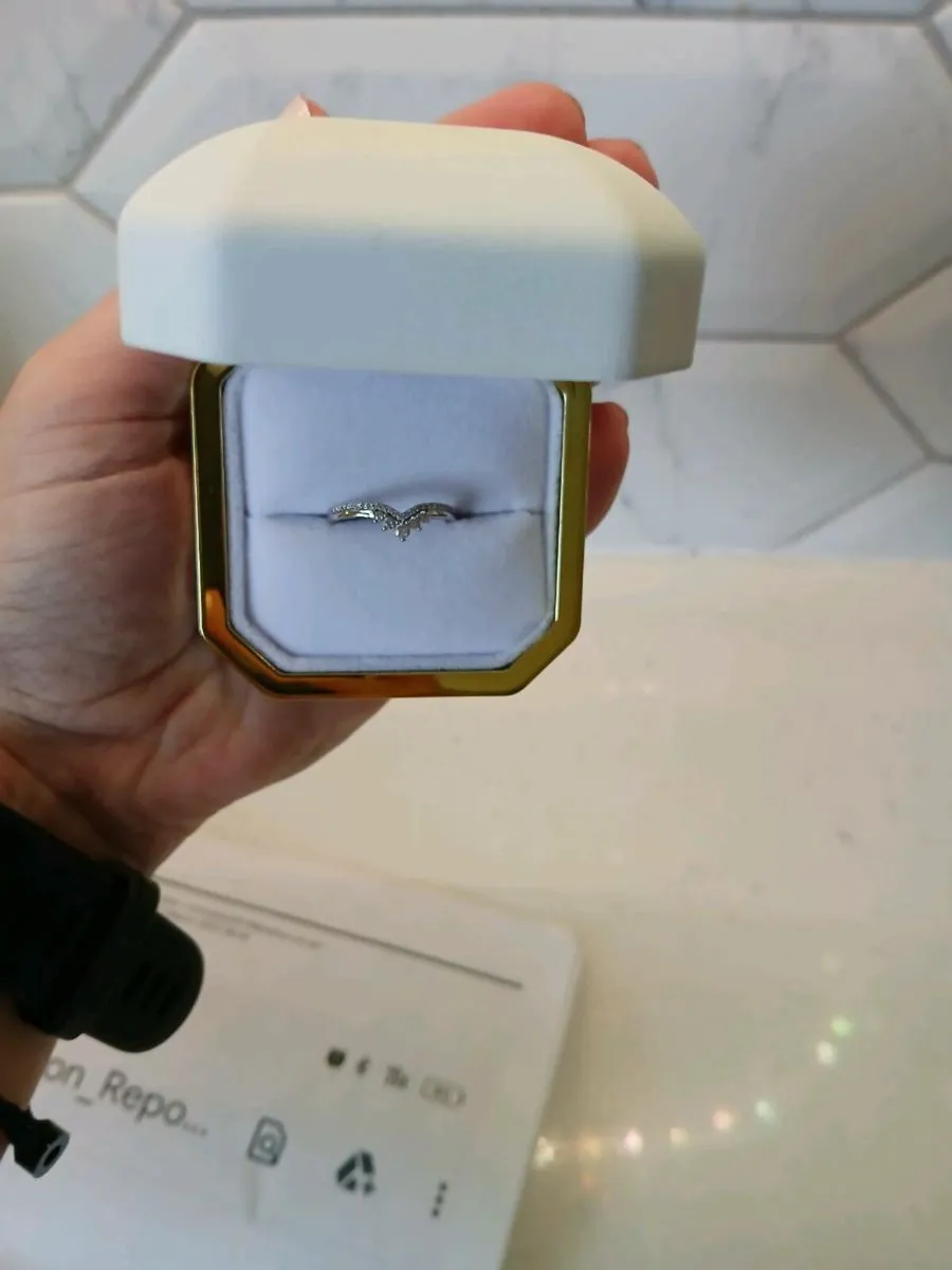 Womens 18ct white gold wedding band - Image 2