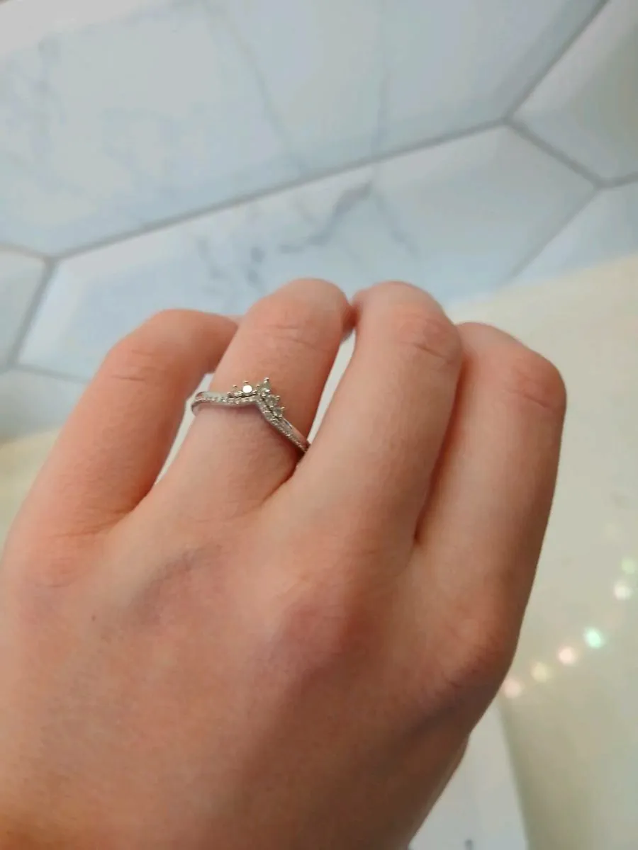 Womens 18ct white gold wedding band - Image 4