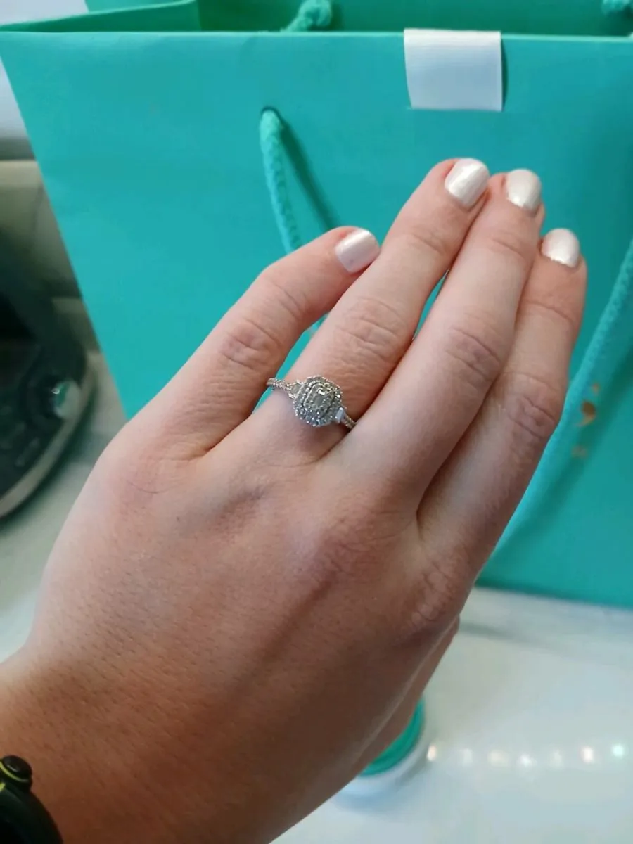 Womens 18ct white gold engagement ring - Image 2