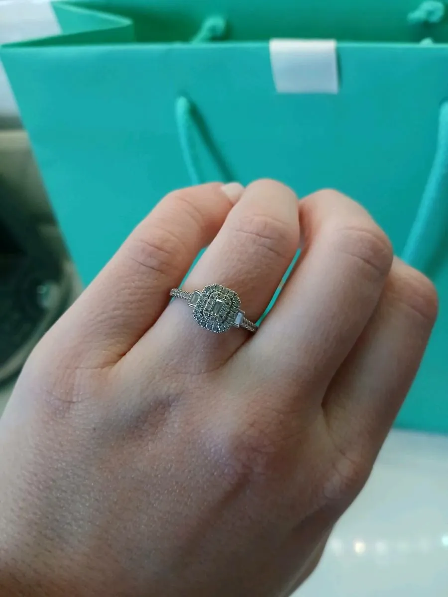 Womens 18ct white gold engagement ring - Image 3