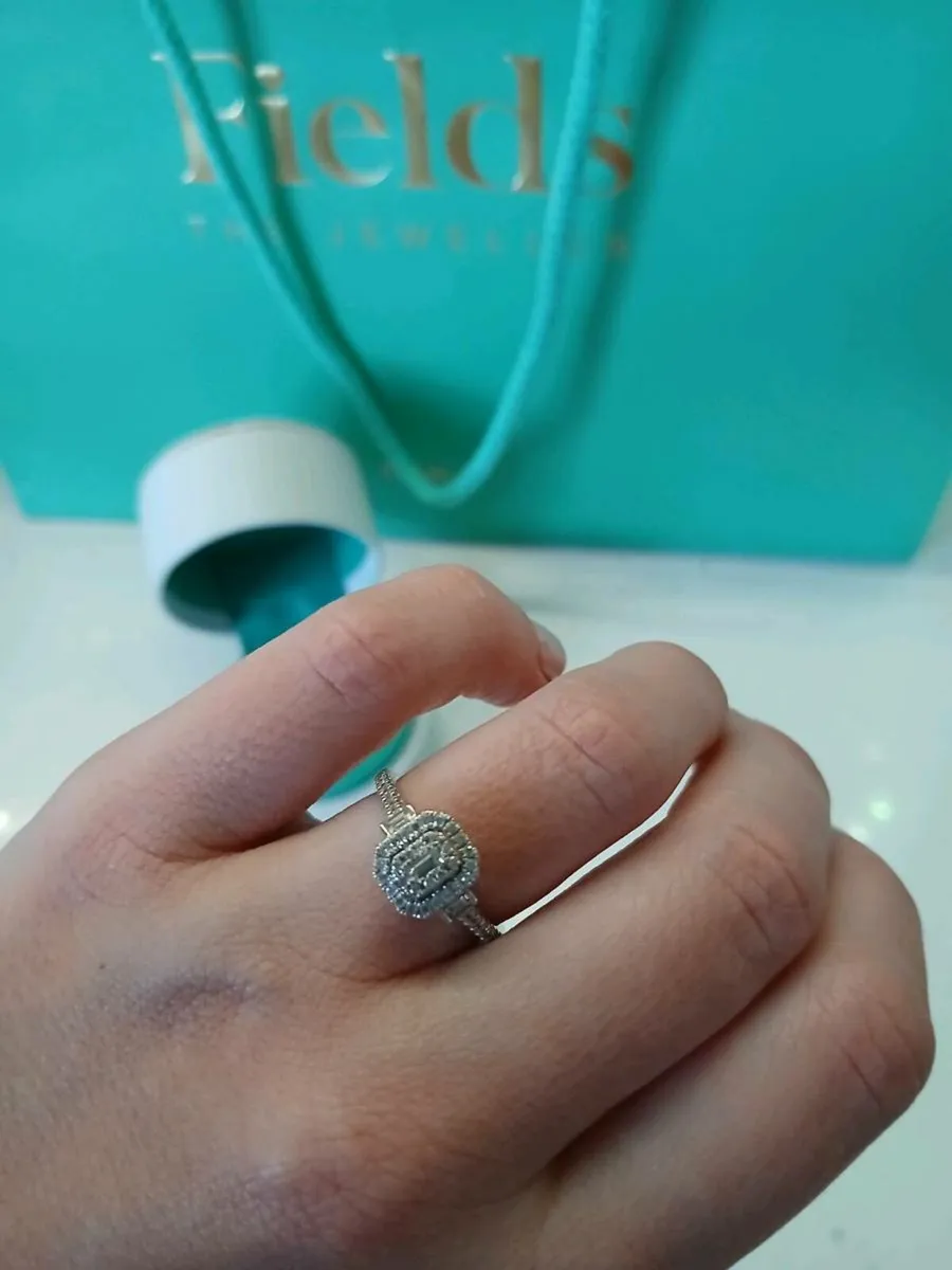 Womens 18ct white gold engagement ring - Image 1