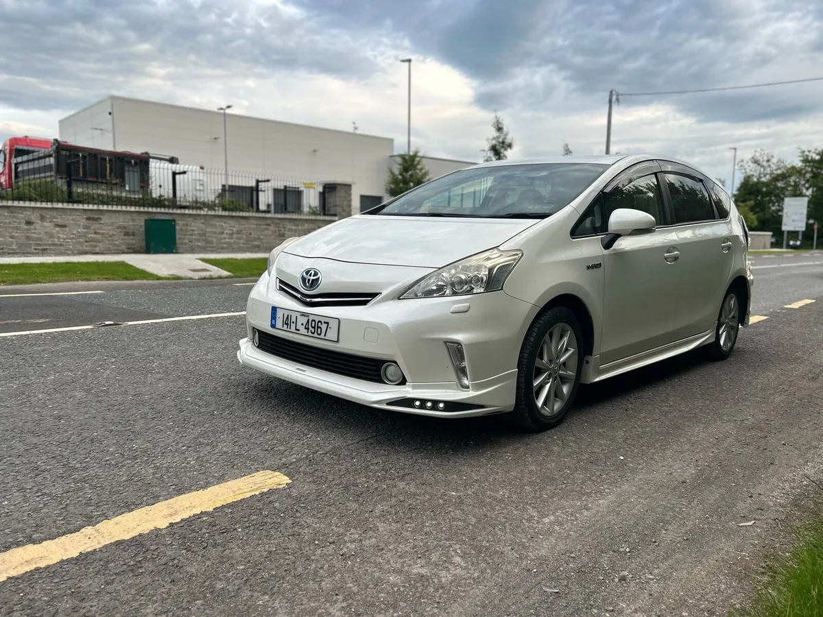 2014 Toyota Prius CX  7 seater - Image 4