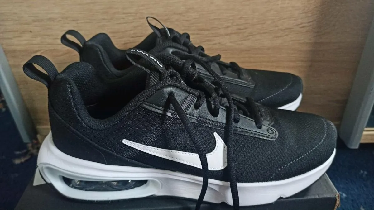 Nike AirMax Shoes - Image 4