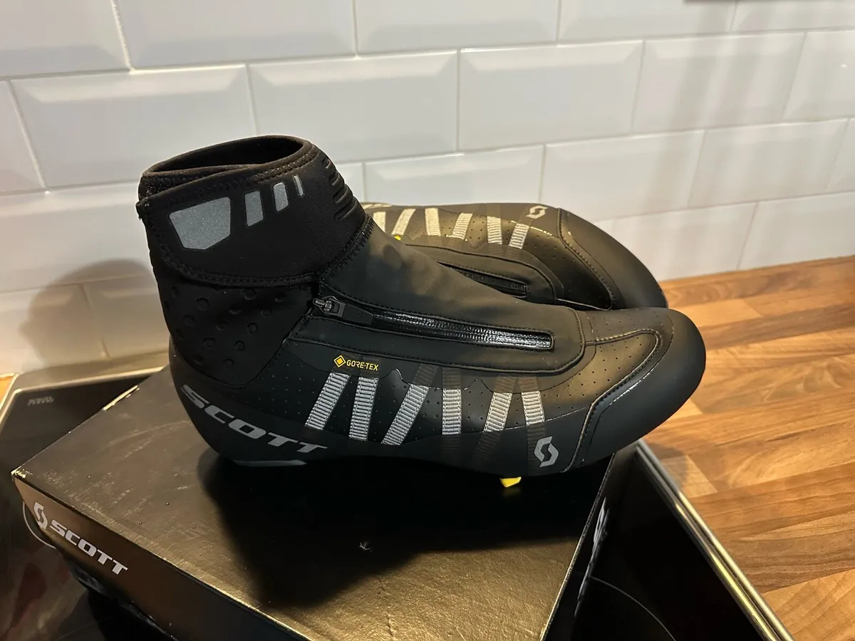 Cycling shoes - Image 1