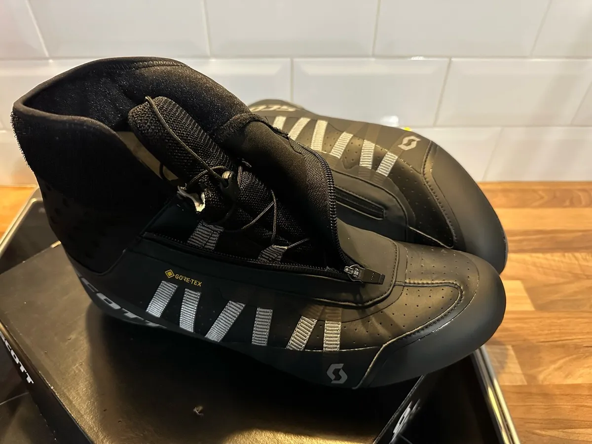 Cycling shoes - Image 2