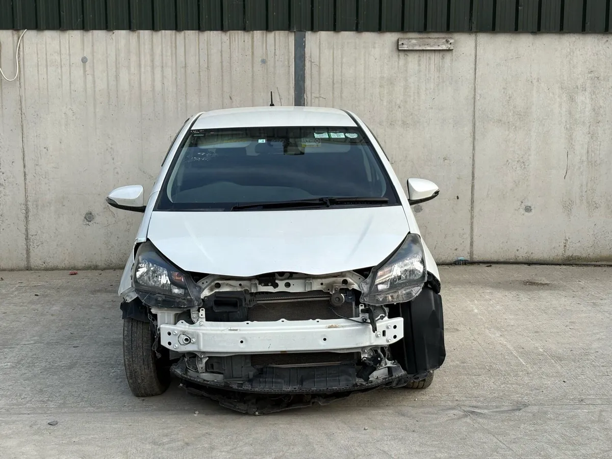 2016 Toyota vitz for parts - Image 2