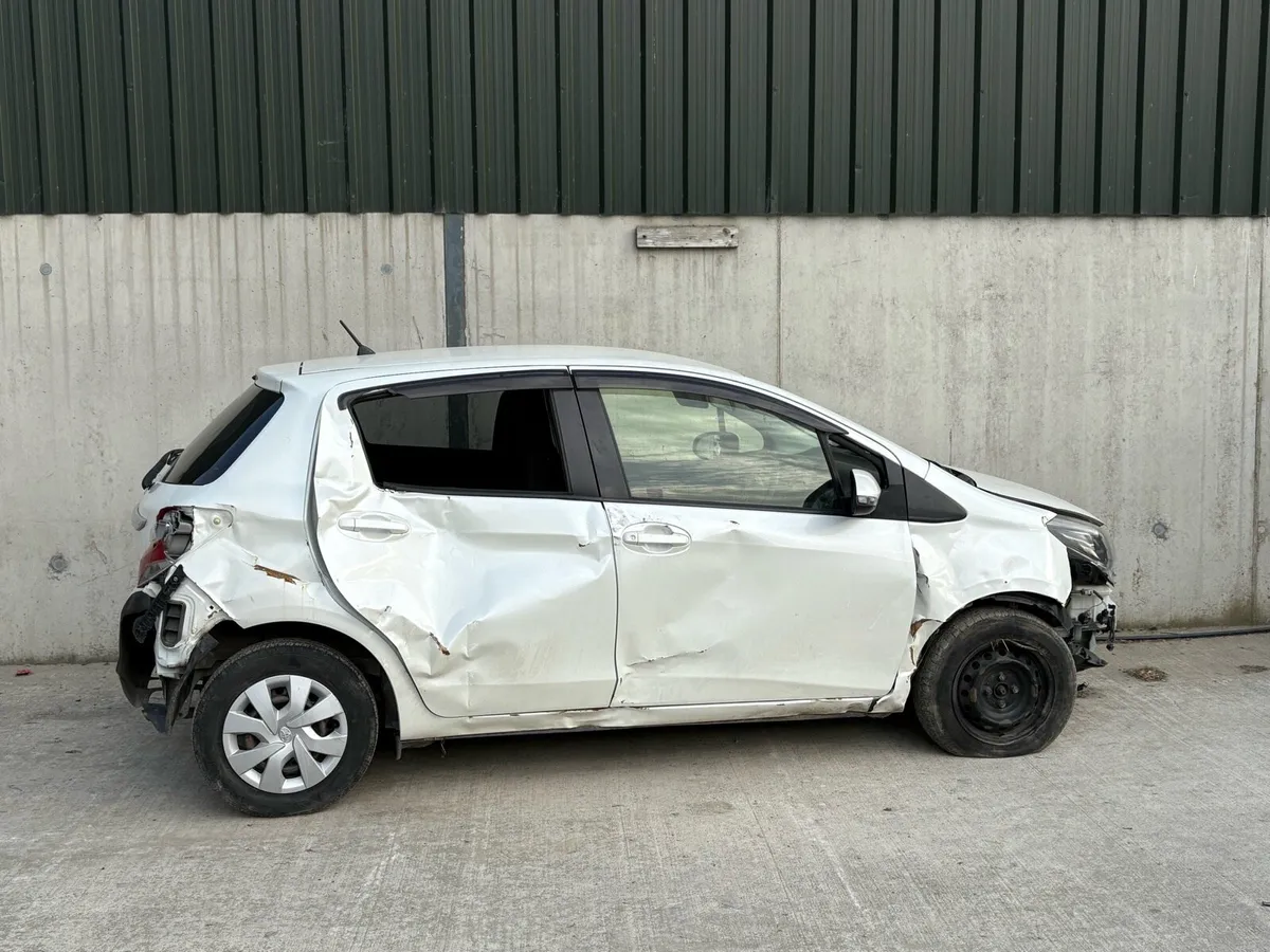 2016 Toyota vitz for parts - Image 3
