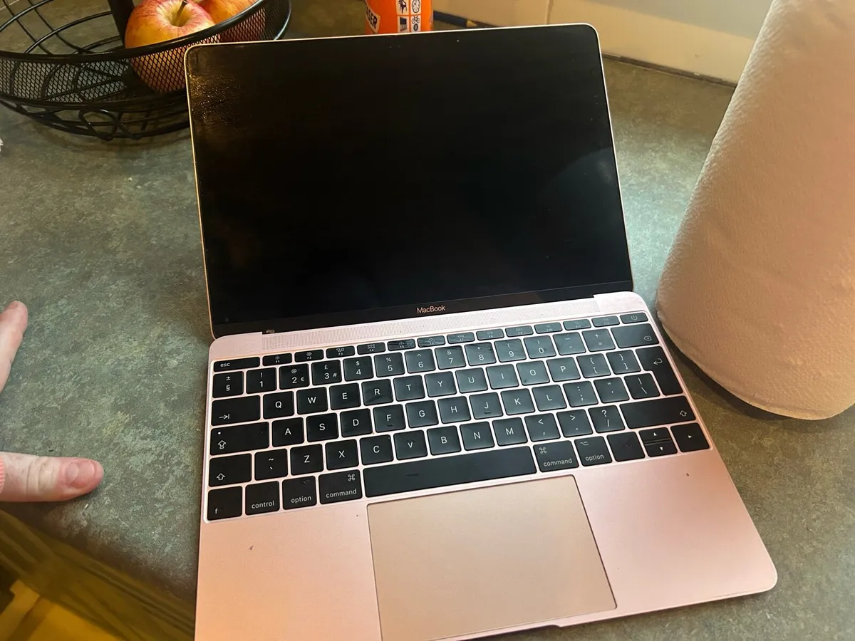 Apple laptop - Image 2
