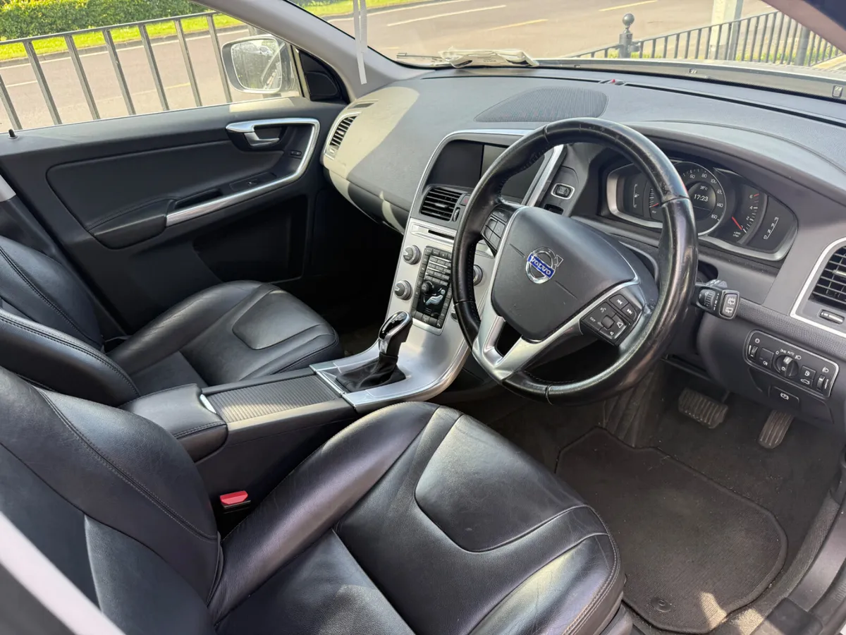 Volvo XC60 2.0 AUTOMATIC 2017 - Image 2