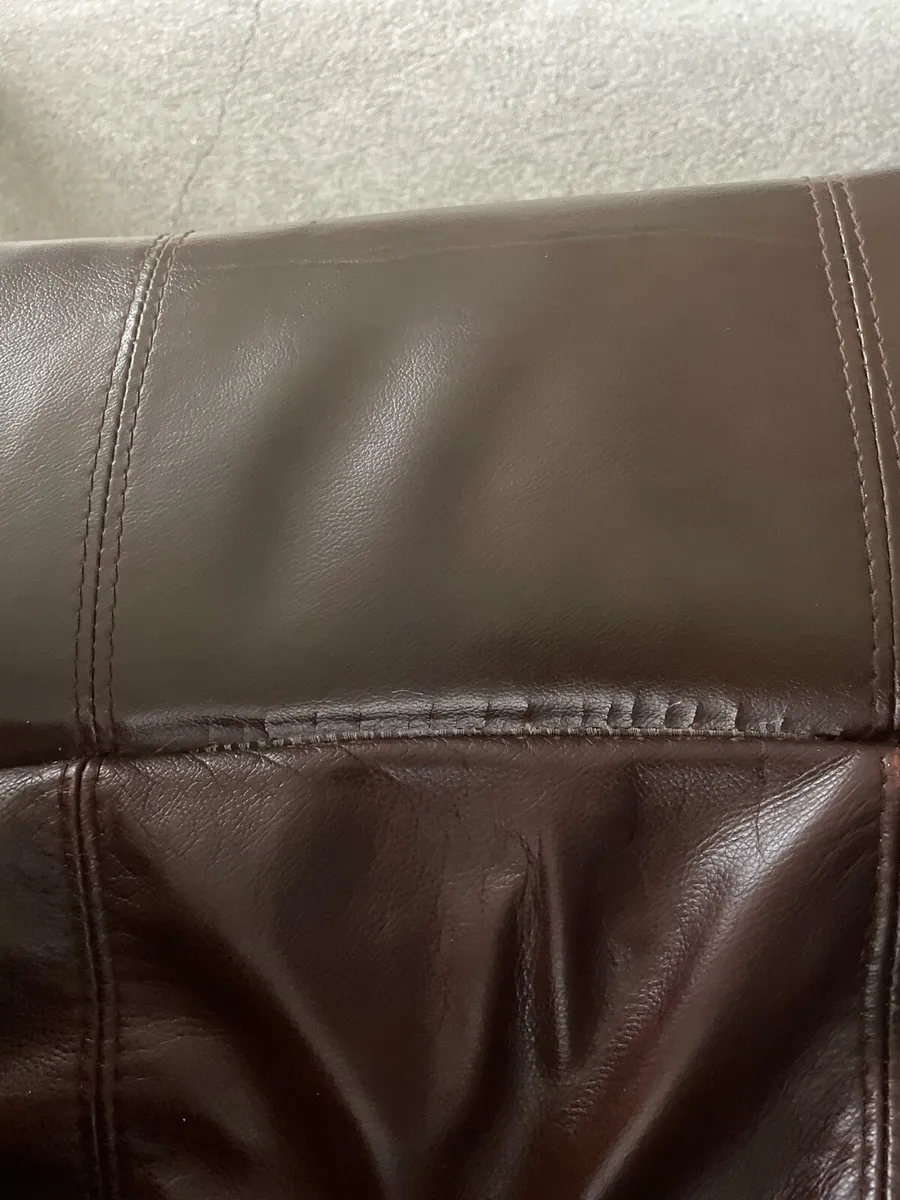 Two single leather reclining armchairs - Image 4