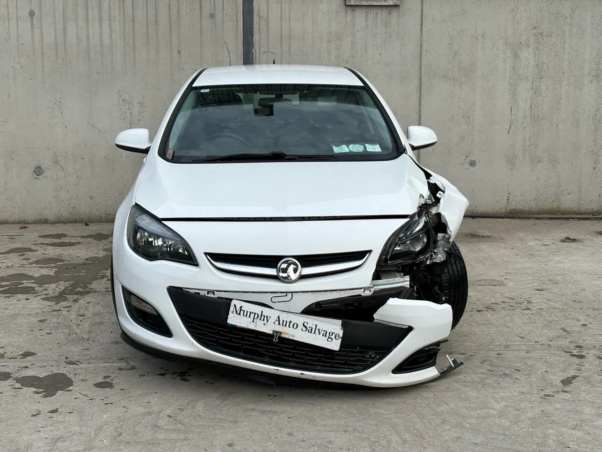 2012 Opel Astra for parts - Image 1