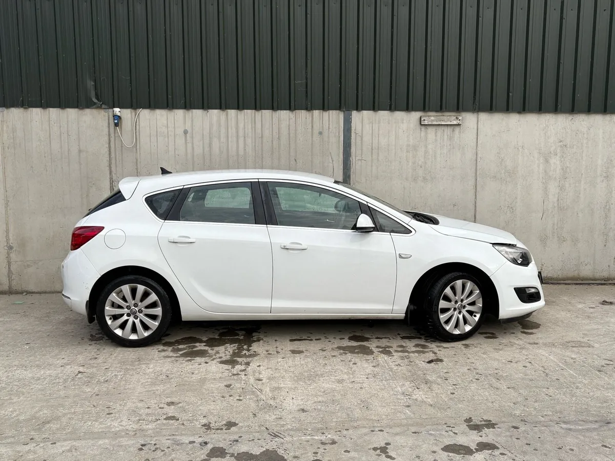 2012 Opel Astra for parts - Image 2