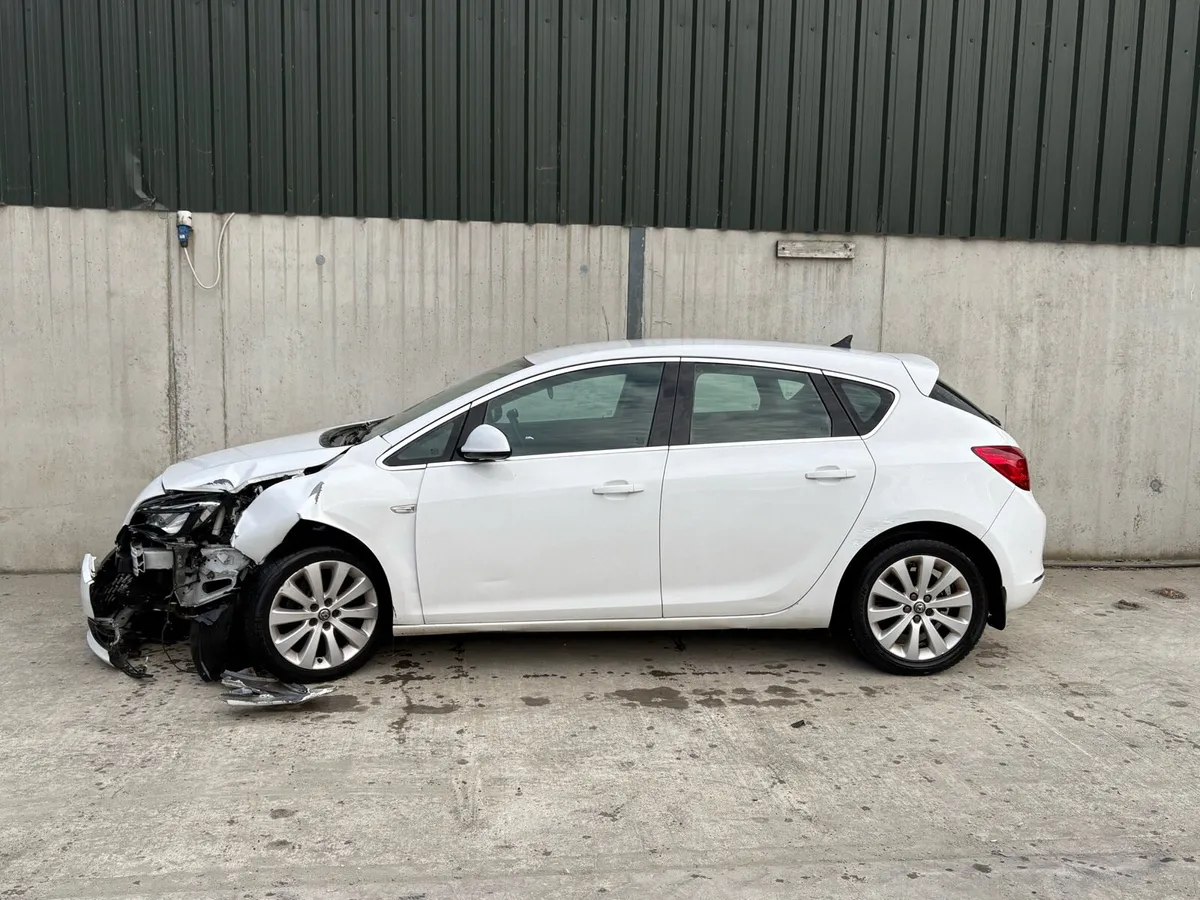2012 Opel Astra for parts - Image 3