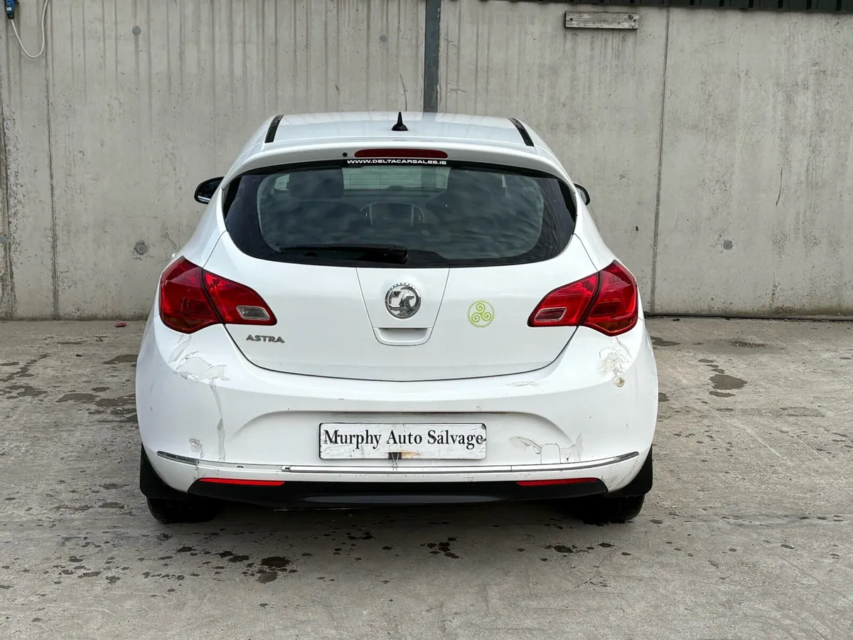 2012 Opel Astra for parts - Image 4