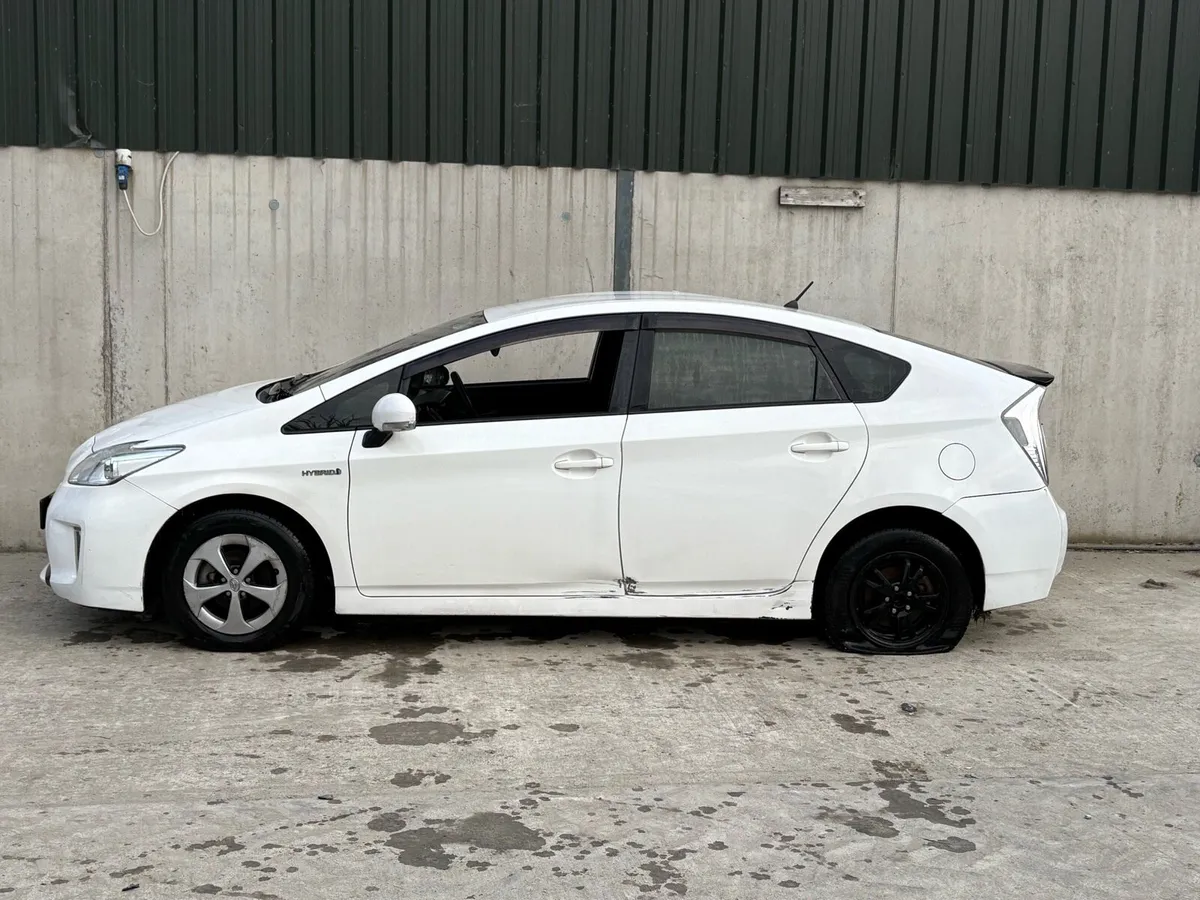 2016 Toyota Prius for parts - Image 2