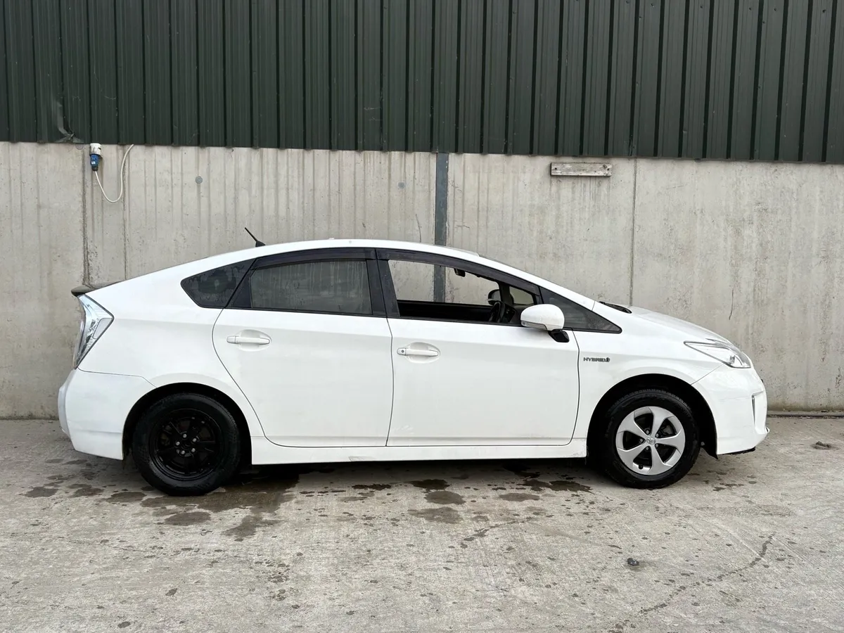 2016 Toyota Prius for parts - Image 4