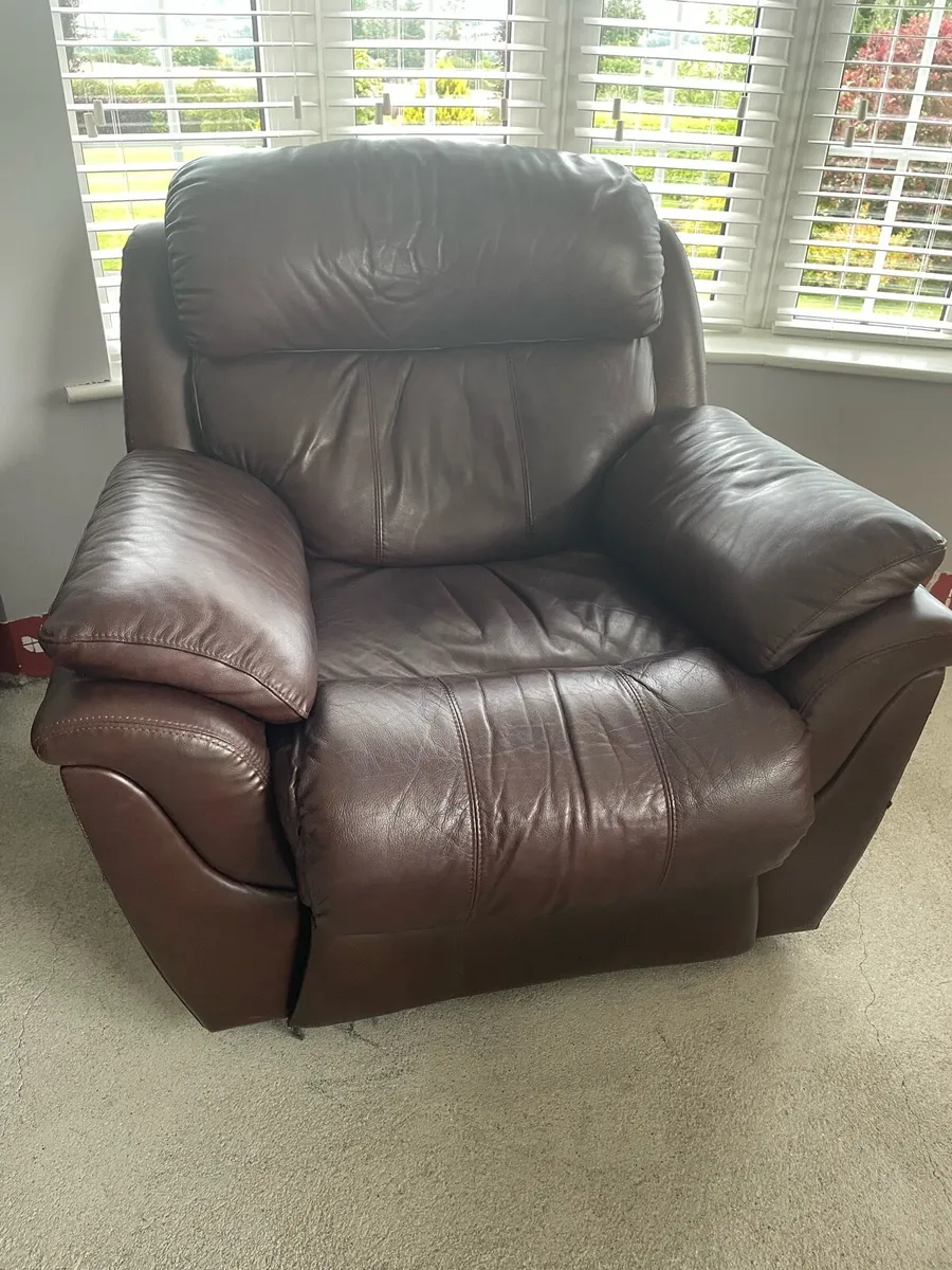 Two single leather reclining armchairs - Image 1