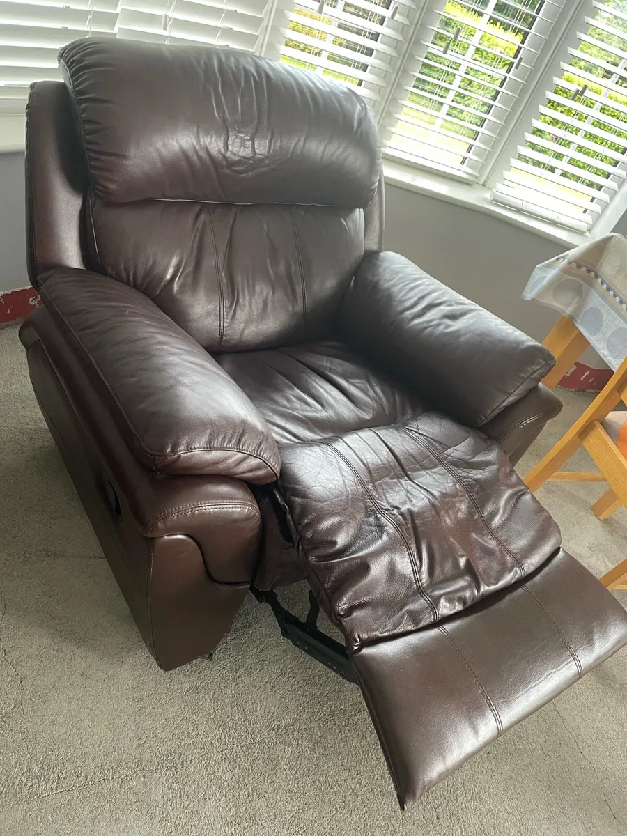 Two single leather reclining armchairs - Image 2