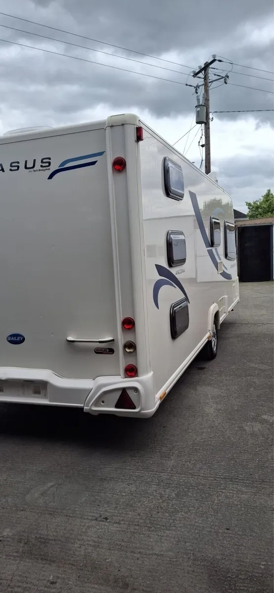 2012 6 Berth Triple Bunk Air Awning & Motor Movers - Image 3