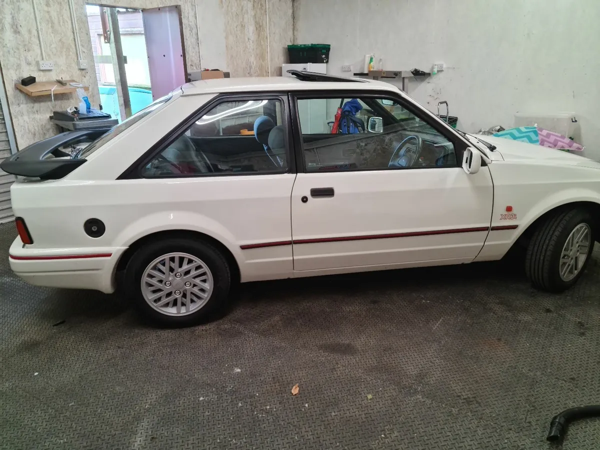 Ford Escort 1989 - Image 1