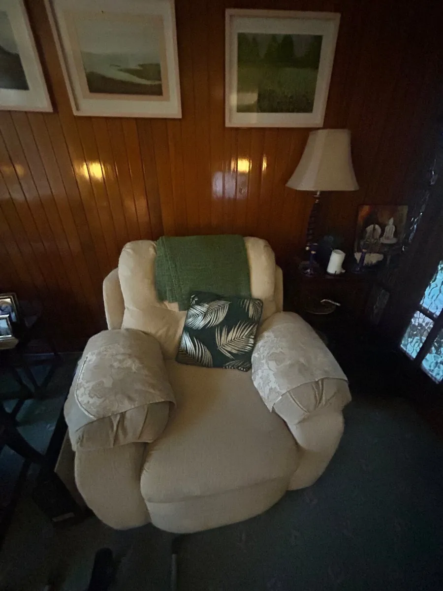 Suite of furniture - Image 1