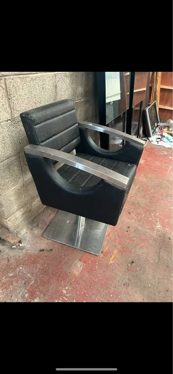 Barber chairs and mirrors - Image 1
