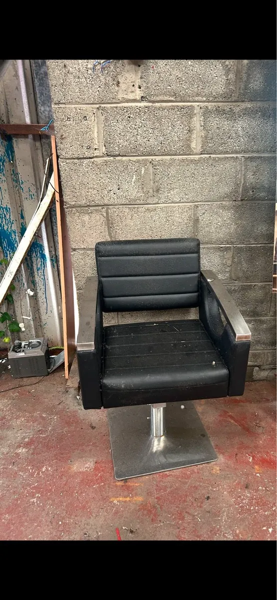 Barber chairs and mirrors - Image 2