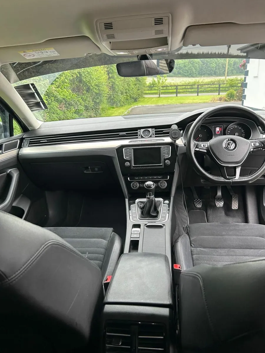 Volkswagen Passat 2016 - Image 2