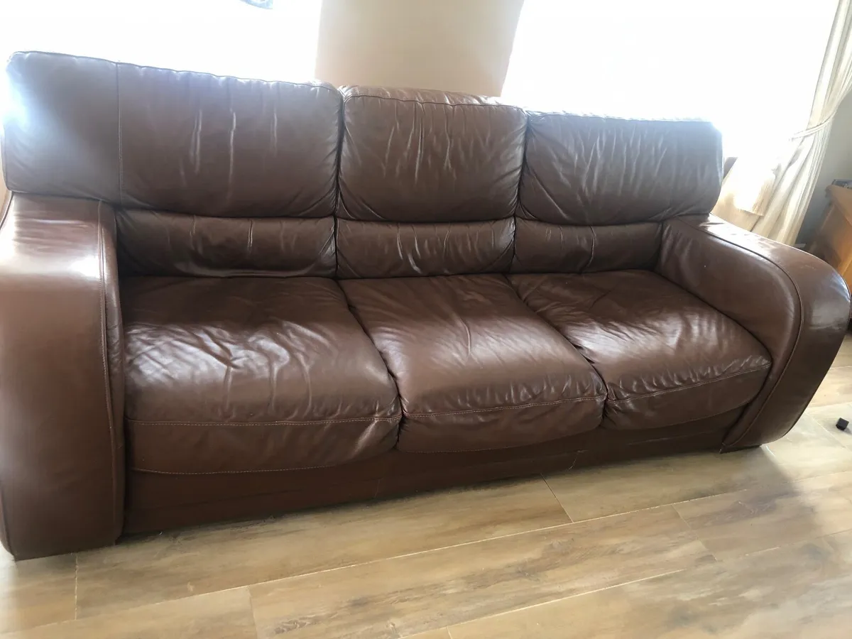 Suite of furniture - Image 1