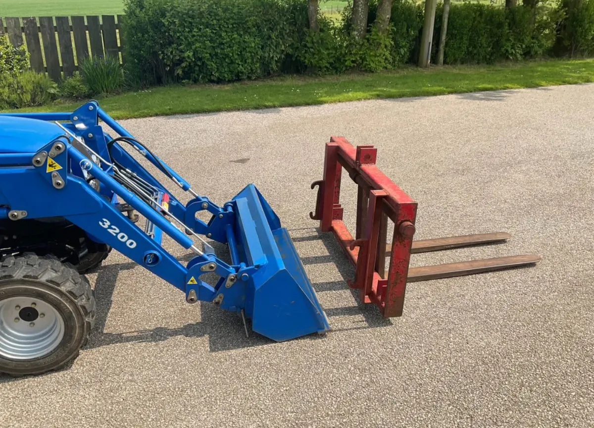 Solis 26 Tractor Loader & Pallet Forks No Vat - Image 3