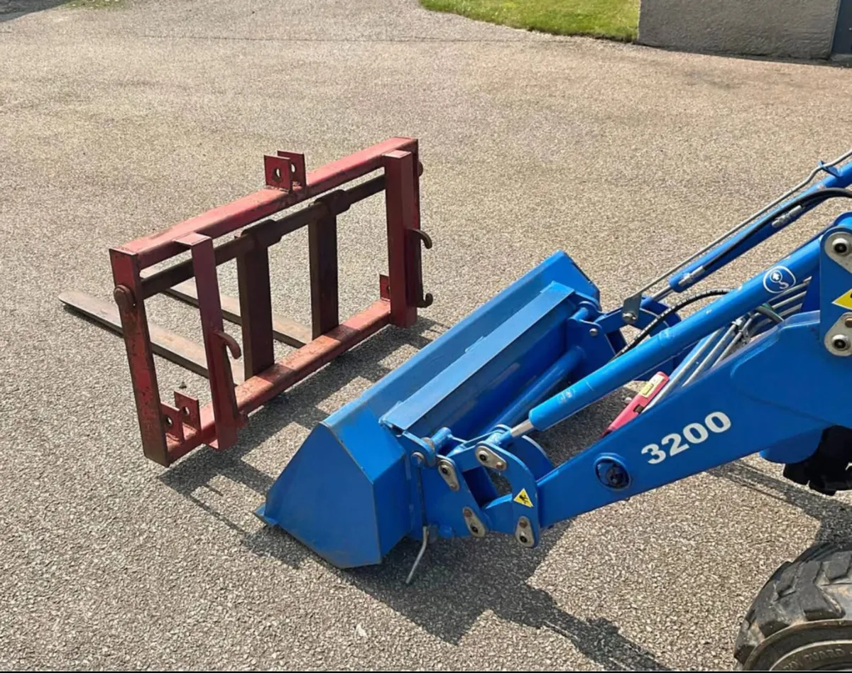 Solis 26 Tractor Loader & Pallet Forks No Vat - Image 4
