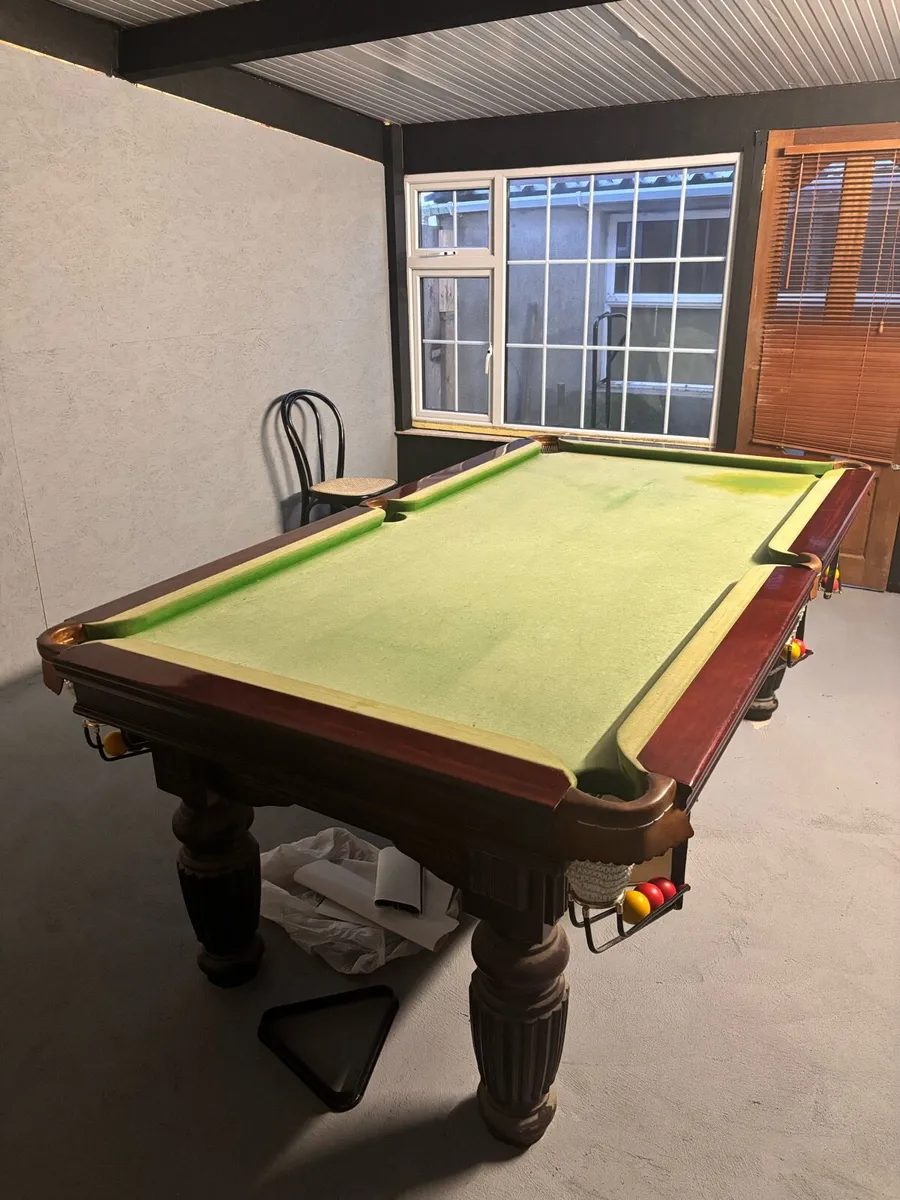 Pool table - Image 1