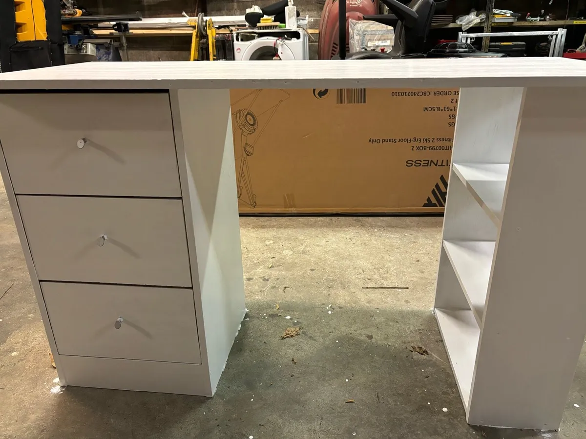 White desk - Image 1